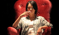 男生和女生在房间里一起生猴子
