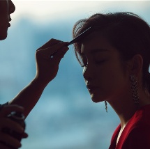 美女百分百露胸
